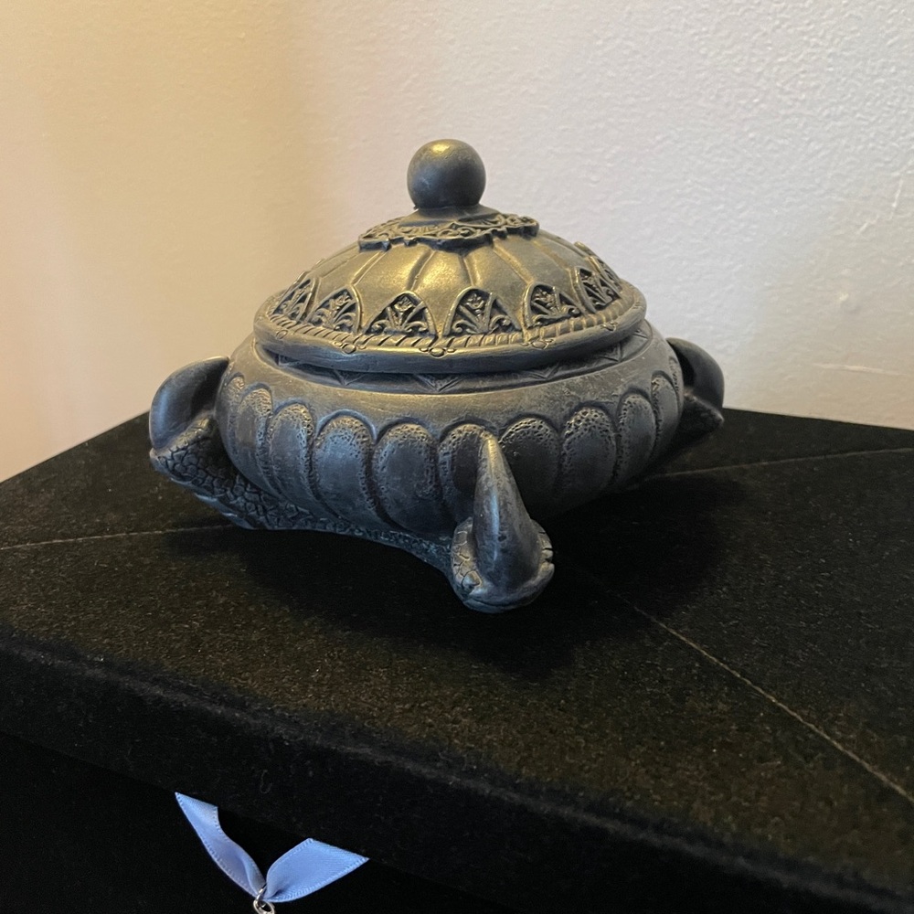 2/30$ Zemeno dragon medieval trinket box jar